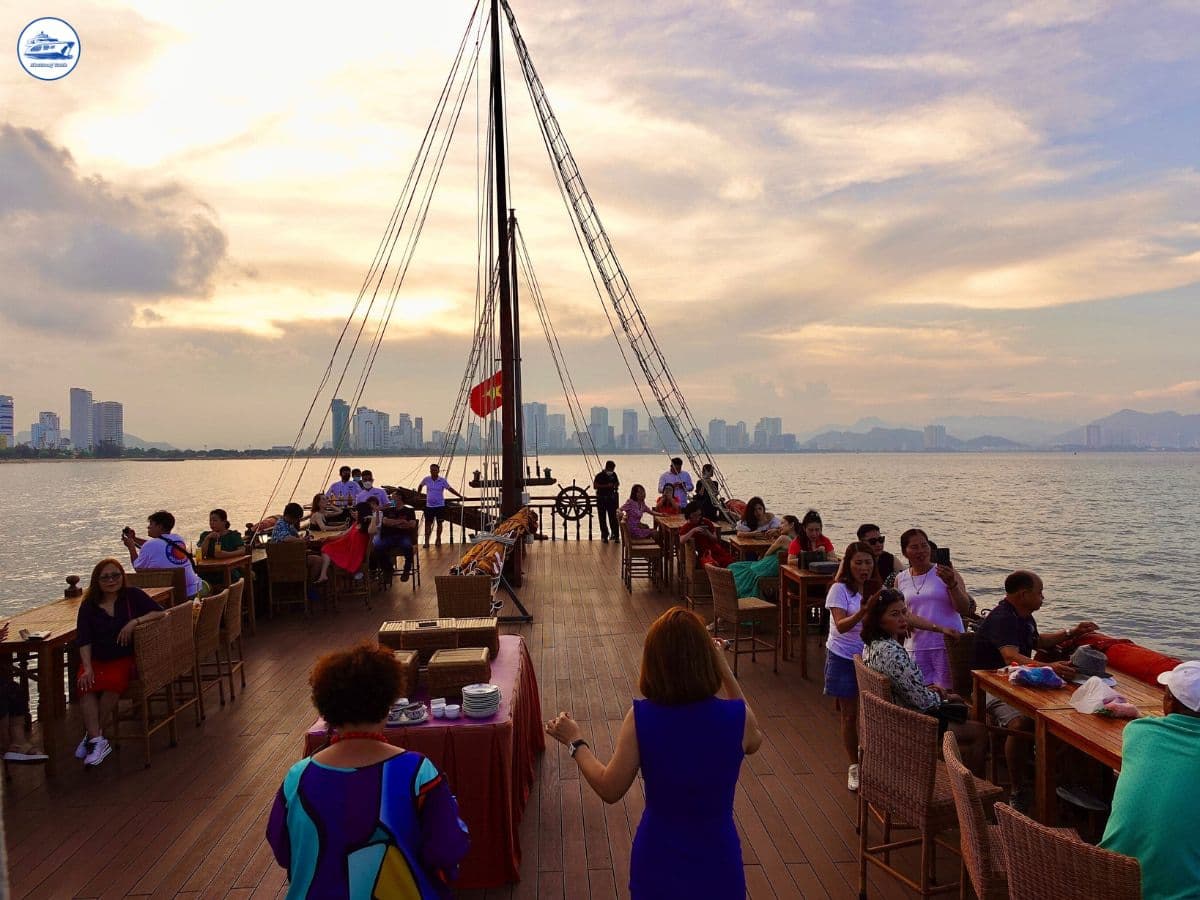 tour du thuyền emperor cruises hoàng hôn nha trang
