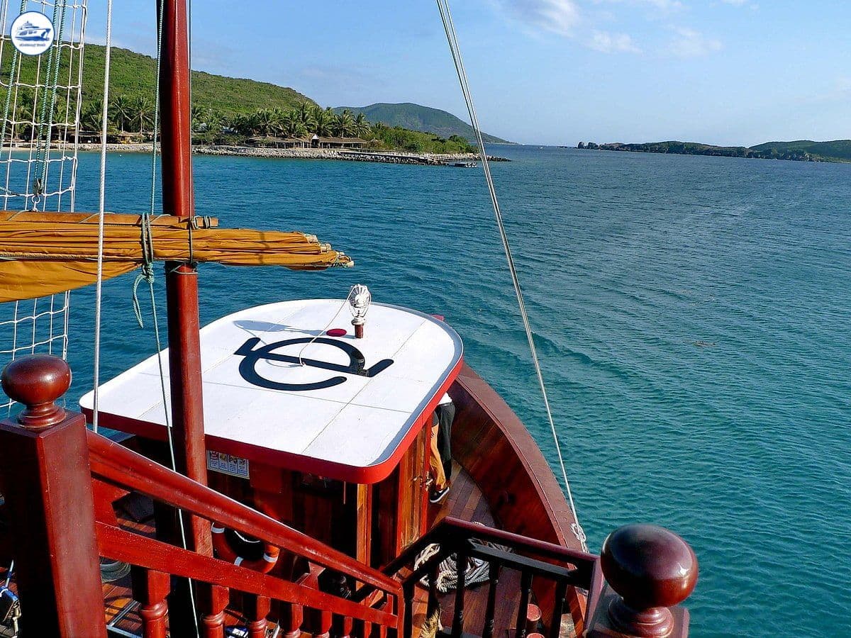 tour du thuyền emperor cruises hoàng hôn nha trang
