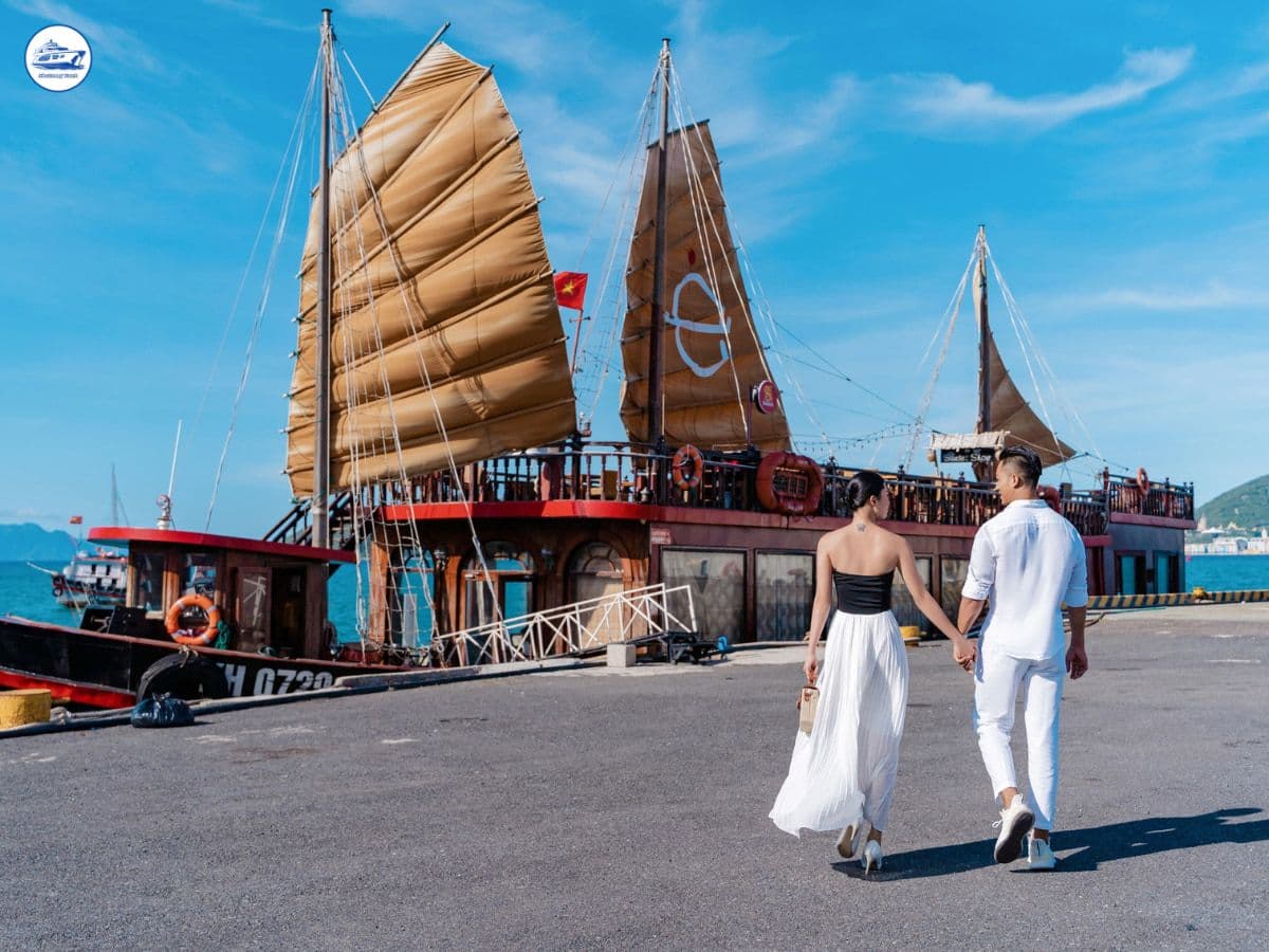 tour du thuyền emperor cruise nha trang buổi sáng