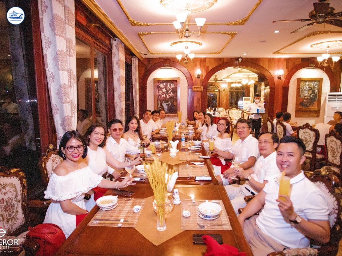 tour du thuyền emperor cruise nha trang buổi sáng