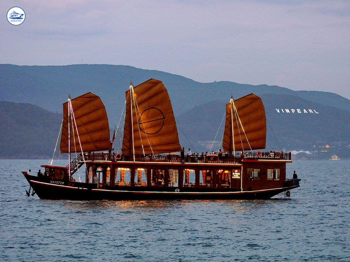 tour du thuyền emperor cruises nha trang buổi sáng